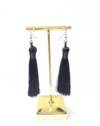 Tupsu korvakorut musta